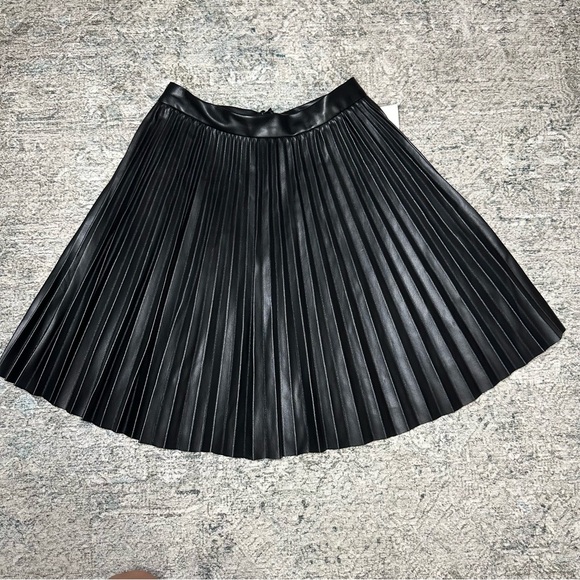 🆕French Connection Pleated Faux Leather Miniskirt Size 0 - Picture 3 of 6